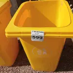 LOTE 599 - 01 CONTAINER HDPE EM-840 240L. (NO ESTADO) ATENÇÃO! FAZER A VISITAÇÃO ANTES DE ARREMATAR, NÃO SABEMOS SE FUNCIONA. LEILÃO NÃO TEM GARANTIA E NEM DEVOLUÇÃO, SUJEITO A POSSÍVEIS AVARIAS VISÍVEIS/OCULTAS E/OU AUSÊNCIA DE COMPONENTES.