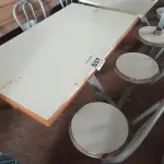 LOTE 537 - 01 MESA PARA LANCHONETE. (NO ESTADO) ATENÇÃO! FAZER A VISITAÇÃO ANTES DE ARREMATAR, NÃO SABEMOS SE FUNCIONA. LEILÃO NÃO TEM GARANTIA E NEM DEVOLUÇÃO, SUJEITO A POSSÍVEIS AVARIAS VISÍVEIS/OCULTAS E/OU AUSÊNCIA DE COMPONENTES.