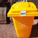 LOTE 591 - 01 CONTAINER HDPE EM-840 240L. (NO ESTADO) ATENÇÃO! FAZER A VISITAÇÃO ANTES DE ARREMATAR, NÃO SABEMOS SE FUNCIONA. LEILÃO NÃO TEM GARANTIA E NEM DEVOLUÇÃO, SUJEITO A POSSÍVEIS AVARIAS VISÍVEIS/OCULTAS E/OU AUSÊNCIA DE COMPONENTES.