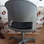 LOTE 574 - 01 CADEIRA DE ESCRITÓRIO COM BASE GIRATÓRIA. (NO ESTADO) ATENÇÃO! FAZER A VISITAÇÃO ANTES DE ARREMATAR, NÃO SABEMOS SE FUNCIONA. LEILÃO NÃO TEM GARANTIA E NEM DEVOLUÇÃO, SUJEITO A POSSÍVEIS AVARIAS VISÍVEIS/OCULTAS E/OU AUSÊNCIA DE COMPONENTES.
