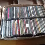 LOTE 409 - 01 LOTE COM GRANDE QUANTIDADE DE CDS TÍTULOS DIVERSOS. (NO ESTADO) ATENÇÃO! FAZER A VISITAÇÃO ANTES DE ARREMATAR, NÃO SABEMOS SE FUNCIONA. LEILÃO NÃO TEM GARANTIA E NEM DEVOLUÇÃO, SUJEITO A POSSÍVEIS AVARIAS VISÍVEIS/OCULTAS E/OU AUSÊNCIA DE COMPONENTES.