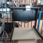 LOTE 516 - 04 MESAS E 01 GAVETEIRO COM 04 GAVETAS. (NO ESTADO) ATENÇÃO! FAZER A VISITAÇÃO ANTES DE ARREMATAR, NÃO SABEMOS SE FUNCIONA. LEILÃO NÃO TEM GARANTIA E NEM DEVOLUÇÃO, SUJEITO A POSSÍVEIS AVARIAS VISÍVEIS/OCULTAS E/OU AUSÊNCIA DE COMPONENTES.