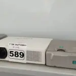 LOTE 589 - 03 PROJETORES MULTIMIDIA MARCAS E MODELOS DIVERSOS. (NO ESTADO) ATENÇÃO! FAZER A VISITAÇÃO ANTES DE ARREMATAR, NÃO SABEMOS SE FUNCIONA. LEILÃO NÃO TEM GARANTIA E NEM DEVOLUÇÃO, SUJEITO A POSSÍVEIS AVARIAS VISÍVEIS/OCULTAS E/OU AUSÊNCIA DE COMPONENTES.