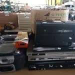 LOTE 492 - 03 APARELHOS DE SOM, 05 APARELHOS DE DVD, 01 RELÓGIO DE PONTO E VÁRIOS COOLERS MARCAS E MODELOS DIVERSOS. (NO ESTADO) ATENÇÃO! FAZER A VISITAÇÃO ANTES DE ARREMATAR, NÃO SABEMOS SE FUNCIONA. LEILÃO NÃO TEM GARANTIA E NEM DEVOLUÇÃO, SUJEITO A POSSÍVEIS AVARIAS VISÍVEIS/OCULTAS E/OU AUSÊNCIA DE COMPONENTES.