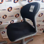 LOTE 579 - 01 CADEIRA DE ESCRITÓRIO COM BASE GIRATÓRIA. (NO ESTADO) ATENÇÃO! FAZER A VISITAÇÃO ANTES DE ARREMATAR, NÃO SABEMOS SE FUNCIONA. LEILÃO NÃO TEM GARANTIA E NEM DEVOLUÇÃO, SUJEITO A POSSÍVEIS AVARIAS VISÍVEIS/OCULTAS E/OU AUSÊNCIA DE COMPONENTES.