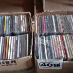 LOTE 409 - 01 LOTE COM GRANDE QUANTIDADE DE CDS TÍTULOS DIVERSOS. (NO ESTADO) ATENÇÃO! FAZER A VISITAÇÃO ANTES DE ARREMATAR, NÃO SABEMOS SE FUNCIONA. LEILÃO NÃO TEM GARANTIA E NEM DEVOLUÇÃO, SUJEITO A POSSÍVEIS AVARIAS VISÍVEIS/OCULTAS E/OU AUSÊNCIA DE COMPONENTES.