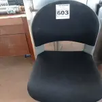 LOTE 603 - 01 CADEIRA DE ESCRITÓRIO COM BASE GIRATÓRIA. (NO ESTADO) ATENÇÃO! FAZER A VISITAÇÃO ANTES DE ARREMATAR, NÃO SABEMOS SE FUNCIONA. LEILÃO NÃO TEM GARANTIA E NEM DEVOLUÇÃO, SUJEITO A POSSÍVEIS AVARIAS VISÍVEIS/OCULTAS E/OU AUSÊNCIA DE COMPONENTES.