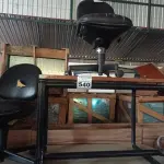 LOTE 540 - 01 MESA DE REUNIÃO EM MADEIRA, 04 CADEIRAS DE ESCRITÓRIO COM BASE GIRATÓRIA E 01 MESA COM BASE DE FERRO FUNDIDO E TAMPO EM MADEIRA. (NO ESTADO) ATENÇÃO! FAZER A VISITAÇÃO ANTES DE ARREMATAR, NÃO SABEMOS SE FUNCIONA. LEILÃO NÃO TEM GARANTIA E NEM DEVOLUÇÃO, SUJEITO A POSSÍVEIS AVARIAS VISÍVEIS/OCULTAS E/OU AUSÊNCIA DE COMPONENTES.