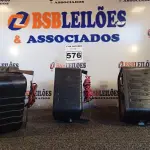LOTE 576 - 03 CAIXAS DE SOM AMBIENTE. (NO ESTADO) ATENÇÃO! FAZER A VISITAÇÃO ANTES DE ARREMATAR, NÃO SABEMOS SE FUNCIONA. LEILÃO NÃO TEM GARANTIA E NEM DEVOLUÇÃO, SUJEITO A POSSÍVEIS AVARIAS VISÍVEIS/OCULTAS E/OU AUSÊNCIA DE COMPONENTES.