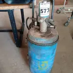 LOTE 573 - 01 GRAXEIRA PNEUMÁTICA. (NO ESTADO) ATENÇÃO! FAZER A VISITAÇÃO ANTES DE ARREMATAR, NÃO SABEMOS SE FUNCIONA. LEILÃO NÃO TEM GARANTIA E NEM DEVOLUÇÃO, SUJEITO A POSSÍVEIS AVARIAS VISÍVEIS/OCULTAS E/OU AUSÊNCIA DE COMPONENTES.