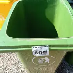 LOTE 605 - 01 CONTAINER HDPE EM-840 240L. (NO ESTADO) ATENÇÃO! FAZER A VISITAÇÃO ANTES DE ARREMATAR, NÃO SABEMOS SE FUNCIONA. LEILÃO NÃO TEM GARANTIA E NEM DEVOLUÇÃO, SUJEITO A POSSÍVEIS AVARIAS VISÍVEIS/OCULTAS E/OU AUSÊNCIA DE COMPONENTES.