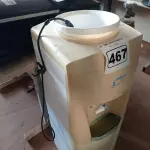 LOTE 467 - 01 BEBEDOURO PARA GARRAFÃO MARCA BELLIERE 110V. (NO ESTADO) ATENÇÃO! FAZER A VISITAÇÃO ANTES DE ARREMATAR, NÃO SABEMOS SE FUNCIONA. LEILÃO NÃO TEM GARANTIA E NEM DEVOLUÇÃO, SUJEITO A POSSÍVEIS AVARIAS VISÍVEIS/OCULTAS E/OU AUSÊNCIA DE COMPONENTES.