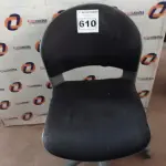 LOTE 610 - 01 CADEIRA DE ESCRITÓRIO COM BASE GIRATÓRIA. (NO ESTADO) ATENÇÃO! FAZER A VISITAÇÃO ANTES DE ARREMATAR, NÃO SABEMOS SE FUNCIONA. LEILÃO NÃO TEM GARANTIA E NEM DEVOLUÇÃO, SUJEITO A POSSÍVEIS AVARIAS VISÍVEIS/OCULTAS E/OU AUSÊNCIA DE COMPONENTES.