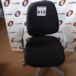 LOTE 612 - 01 CADEIRA DE ESCRITÓRIO COM BASE GIRATÓRIA. (NO ESTADO) ATENÇÃO! FAZER A VISITAÇÃO ANTES DE ARREMATAR, NÃO SABEMOS SE FUNCIONA. LEILÃO NÃO TEM GARANTIA E NEM DEVOLUÇÃO, SUJEITO A POSSÍVEIS AVARIAS VISÍVEIS/OCULTAS E/OU AUSÊNCIA DE COMPONENTES.