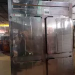 LOTE 569 - 01 GELADEIRA INDUSTRIAL EM INOX 220V. (NO ESTADO) ATENÇÃO! FAZER A VISITAÇÃO ANTES DE ARREMATAR, NÃO SABEMOS SE FUNCIONA. LEILÃO NÃO TEM GARANTIA E NEM DEVOLUÇÃO, SUJEITO A POSSÍVEIS AVARIAS VISÍVEIS/OCULTAS E/OU AUSÊNCIA DE COMPONENTES.