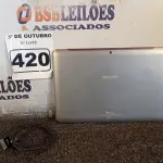 LOTE 420 - 01 TABLET SAMSUNG COM CABO. (NO ESTADO) ATENÇÃO! FAZER A VISITAÇÃO ANTES DE ARREMATAR, NÃO SABEMOS SE FUNCIONA. LEILÃO NÃO TEM GARANTIA E NEM DEVOLUÇÃO, SUJEITO A POSSÍVEIS AVARIAS VISÍVEIS/OCULTAS E/OU AUSÊNCIA DE COMPONENTES.