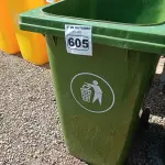 LOTE 605 - 01 CONTAINER HDPE EM-840 240L. (NO ESTADO) ATENÇÃO! FAZER A VISITAÇÃO ANTES DE ARREMATAR, NÃO SABEMOS SE FUNCIONA. LEILÃO NÃO TEM GARANTIA E NEM DEVOLUÇÃO, SUJEITO A POSSÍVEIS AVARIAS VISÍVEIS/OCULTAS E/OU AUSÊNCIA DE COMPONENTES.