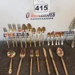 LOTE 415 - 22 PEÇAS DE TALHERES DIVERSOS EM METAL. (NO ESTADO) ATENÇÃO! FAZER A VISITAÇÃO ANTES DE ARREMATAR, NÃO SABEMOS SE FUNCIONA. LEILÃO NÃO TEM GARANTIA E NEM DEVOLUÇÃO, SUJEITO A POSSÍVEIS AVARIAS VISÍVEIS/OCULTAS E/OU AUSÊNCIA DE COMPONENTES.