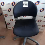 LOTE 585 - 01 CADEIRA DE ESCRITÓRIO COM BASE GIRATÓRIA. (NO ESTADO) ATENÇÃO! FAZER A VISITAÇÃO ANTES DE ARREMATAR, NÃO SABEMOS SE FUNCIONA. LEILÃO NÃO TEM GARANTIA E NEM DEVOLUÇÃO, SUJEITO A POSSÍVEIS AVARIAS VISÍVEIS/OCULTAS E/OU AUSÊNCIA DE COMPONENTES.
