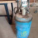 LOTE 573 - 01 GRAXEIRA PNEUMÁTICA. (NO ESTADO) ATENÇÃO! FAZER A VISITAÇÃO ANTES DE ARREMATAR, NÃO SABEMOS SE FUNCIONA. LEILÃO NÃO TEM GARANTIA E NEM DEVOLUÇÃO, SUJEITO A POSSÍVEIS AVARIAS VISÍVEIS/OCULTAS E/OU AUSÊNCIA DE COMPONENTES.
