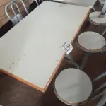 LOTE 536 - 01 MESA PARA LANCHONETE. (NO ESTADO) ATENÇÃO! FAZER A VISITAÇÃO ANTES DE ARREMATAR, NÃO SABEMOS SE FUNCIONA. LEILÃO NÃO TEM GARANTIA E NEM DEVOLUÇÃO, SUJEITO A POSSÍVEIS AVARIAS VISÍVEIS/OCULTAS E/OU AUSÊNCIA DE COMPONENTES.