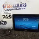 LOTE 350 - 01 TABLET SAMSUNG COM CABO. (NO ESTADO) ATENÇÃO! FAZER A VISITAÇÃO ANTES DE ARREMATAR, NÃO SABEMOS SE FUNCIONA. LEILÃO NÃO TEM GARANTIA E NEM DEVOLUÇÃO, SUJEITO A POSSÍVEIS AVARIAS VISÍVEIS/OCULTAS E/OU AUSÊNCIA DE COMPONENTES.
