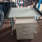 LOTE 516 - 04 MESAS E 01 GAVETEIRO COM 04 GAVETAS. (NO ESTADO) ATENÇÃO! FAZER A VISITAÇÃO ANTES DE ARREMATAR, NÃO SABEMOS SE FUNCIONA. LEILÃO NÃO TEM GARANTIA E NEM DEVOLUÇÃO, SUJEITO A POSSÍVEIS AVARIAS VISÍVEIS/OCULTAS E/OU AUSÊNCIA DE COMPONENTES.