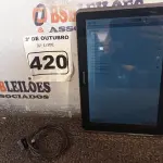 LOTE 420 - 01 TABLET SAMSUNG COM CABO. (NO ESTADO) ATENÇÃO! FAZER A VISITAÇÃO ANTES DE ARREMATAR, NÃO SABEMOS SE FUNCIONA. LEILÃO NÃO TEM GARANTIA E NEM DEVOLUÇÃO, SUJEITO A POSSÍVEIS AVARIAS VISÍVEIS/OCULTAS E/OU AUSÊNCIA DE COMPONENTES.