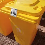 LOTE 595 - 01 CONTAINER HDPE EM-840 240L. (NO ESTADO) ATENÇÃO! FAZER A VISITAÇÃO ANTES DE ARREMATAR, NÃO SABEMOS SE FUNCIONA. LEILÃO NÃO TEM GARANTIA E NEM DEVOLUÇÃO, SUJEITO A POSSÍVEIS AVARIAS VISÍVEIS/OCULTAS E/OU AUSÊNCIA DE COMPONENTES.