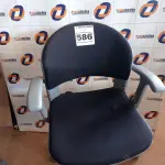 LOTE 586 - 01 CADEIRA DE ESCRITÓRIO COM BASE GIRATÓRIA. (NO ESTADO) ATENÇÃO! FAZER A VISITAÇÃO ANTES DE ARREMATAR, NÃO SABEMOS SE FUNCIONA. LEILÃO NÃO TEM GARANTIA E NEM DEVOLUÇÃO, SUJEITO A POSSÍVEIS AVARIAS VISÍVEIS/OCULTAS E/OU AUSÊNCIA DE COMPONENTES.