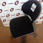 LOTE 622 - 01 CADEIRA DE ESCRITÓRIO COM BASE GIRATÓRIA. (NO ESTADO) ATENÇÃO! FAZER A VISITAÇÃO ANTES DE ARREMATAR, NÃO SABEMOS SE FUNCIONA. LEILÃO NÃO TEM GARANTIA E NEM DEVOLUÇÃO, SUJEITO A POSSÍVEIS AVARIAS VISÍVEIS/OCULTAS E/OU AUSÊNCIA DE COMPONENTES.