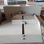 LOTE 482 - 01 GUILHOTINA DE MESA ELÉTRICA. (NO ESTADO) ATENÇÃO! FAZER A VISITAÇÃO ANTES DE ARREMATAR, NÃO SABEMOS SE FUNCIONA. LEILÃO NÃO TEM GARANTIA E NEM DEVOLUÇÃO, SUJEITO A POSSÍVEIS AVARIAS VISÍVEIS/OCULTAS E/OU AUSÊNCIA DE COMPONENTES.
