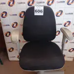 LOTE 606 - 01 CADEIRA DE ESCRITÓRIO COM BASE GIRATÓRIA. (NO ESTADO) ATENÇÃO! FAZER A VISITAÇÃO ANTES DE ARREMATAR, NÃO SABEMOS SE FUNCIONA. LEILÃO NÃO TEM GARANTIA E NEM DEVOLUÇÃO, SUJEITO A POSSÍVEIS AVARIAS VISÍVEIS/OCULTAS E/OU AUSÊNCIA DE COMPONENTES.