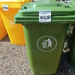 LOTE 605 - 01 CONTAINER HDPE EM-840 240L. (NO ESTADO) ATENÇÃO! FAZER A VISITAÇÃO ANTES DE ARREMATAR, NÃO SABEMOS SE FUNCIONA. LEILÃO NÃO TEM GARANTIA E NEM DEVOLUÇÃO, SUJEITO A POSSÍVEIS AVARIAS VISÍVEIS/OCULTAS E/OU AUSÊNCIA DE COMPONENTES.