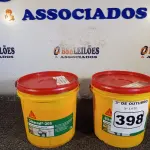 LOTE 398 - 02 GALÕES SIKACRYL-203, SELANTE ACRÍLICO FLEXÍVEL. (NO ESTADO) ATENÇÃO! FAZER A VISITAÇÃO ANTES DE ARREMATAR, NÃO SABEMOS SE FUNCIONA. LEILÃO NÃO TEM GARANTIA E NEM DEVOLUÇÃO, SUJEITO A POSSÍVEIS AVARIAS VISÍVEIS/OCULTAS E/OU AUSÊNCIA DE COMPONENTES.