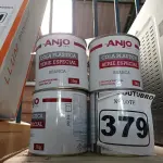 LOTE 379 - 12 LATAS DE COLA PLÁSTICA ANJO. (NO ESTADO) ATENÇÃO! FAZER A VISITAÇÃO ANTES DE ARREMATAR, NÃO SABEMOS SE FUNCIONA. LEILÃO NÃO TEM GARANTIA E NEM DEVOLUÇÃO, SUJEITO A POSSÍVEIS AVARIAS VISÍVEIS/OCULTAS E/OU AUSÊNCIA DE COMPONENTES.