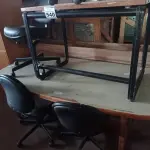 LOTE 540 - 01 MESA DE REUNIÃO EM MADEIRA, 04 CADEIRAS DE ESCRITÓRIO COM BASE GIRATÓRIA E 01 MESA COM BASE DE FERRO FUNDIDO E TAMPO EM MADEIRA. (NO ESTADO) ATENÇÃO! FAZER A VISITAÇÃO ANTES DE ARREMATAR, NÃO SABEMOS SE FUNCIONA. LEILÃO NÃO TEM GARANTIA E NEM DEVOLUÇÃO, SUJEITO A POSSÍVEIS AVARIAS VISÍVEIS/OCULTAS E/OU AUSÊNCIA DE COMPONENTES.