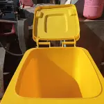 LOTE 591 - 01 CONTAINER HDPE EM-840 240L. (NO ESTADO) ATENÇÃO! FAZER A VISITAÇÃO ANTES DE ARREMATAR, NÃO SABEMOS SE FUNCIONA. LEILÃO NÃO TEM GARANTIA E NEM DEVOLUÇÃO, SUJEITO A POSSÍVEIS AVARIAS VISÍVEIS/OCULTAS E/OU AUSÊNCIA DE COMPONENTES.