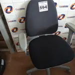LOTE 594 - 01 CADEIRA DE ESCRITÓRIO COM BASE GIRATÓRIA. (NO ESTADO) ATENÇÃO! FAZER A VISITAÇÃO ANTES DE ARREMATAR, NÃO SABEMOS SE FUNCIONA. LEILÃO NÃO TEM GARANTIA E NEM DEVOLUÇÃO, SUJEITO A POSSÍVEIS AVARIAS VISÍVEIS/OCULTAS E/OU AUSÊNCIA DE COMPONENTES.