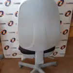 LOTE 617 - 01 CADEIRA DE ESCRITÓRIO COM BASE GIRATÓRIA. (NO ESTADO) ATENÇÃO! FAZER A VISITAÇÃO ANTES DE ARREMATAR, NÃO SABEMOS SE FUNCIONA. LEILÃO NÃO TEM GARANTIA E NEM DEVOLUÇÃO, SUJEITO A POSSÍVEIS AVARIAS VISÍVEIS/OCULTAS E/OU AUSÊNCIA DE COMPONENTES.