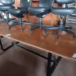 LOTE 550 - 01 MESA DE REUNIÃO COM BASE DE FERRO FUNDIDO E 04 CADEIRAS DE ESCRITÓRIO COM BASE GIRATÓRIA. (NO ESTADO) ATENÇÃO! FAZER A VISITAÇÃO ANTES DE ARREMATAR, NÃO SABEMOS SE FUNCIONA. LEILÃO NÃO TEM GARANTIA E NEM DEVOLUÇÃO, SUJEITO A POSSÍVEIS AVARIAS VISÍVEIS/OCULTAS E/OU AUSÊNCIA DE COMPONENTES.