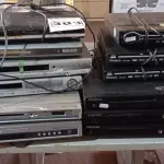 LOTE 393 - 12 APARELHOS DE DVD MARCAS E MODELOS DIVERSOS. (NO ESTADO) ATENÇÃO! FAZER A VISITAÇÃO ANTES DE ARREMATAR, NÃO SABEMOS SE FUNCIONA. LEILÃO NÃO TEM GARANTIA E NEM DEVOLUÇÃO, SUJEITO A POSSÍVEIS AVARIAS VISÍVEIS/OCULTAS E/OU AUSÊNCIA DE COMPONENTES.