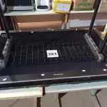 LOTE 391 - 01 TV DE PLASMA PANASONIC 50” POL E 01 EXPOSITOR. (NO ESTADO) ATENÇÃO! FAZER A VISITAÇÃO ANTES DE ARREMATAR, NÃO SABEMOS SE FUNCIONA. LEILÃO NÃO TEM GARANTIA E NEM DEVOLUÇÃO, SUJEITO A POSSÍVEIS AVARIAS VISÍVEIS/OCULTAS E/OU AUSÊNCIA DE COMPONENTES.