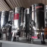 LOTE 560 - 03 CAFETEIRAS EM INOX. (NO ESTADO) ATENÇÃO! FAZER A VISITAÇÃO ANTES DE ARREMATAR, NÃO SABEMOS SE FUNCIONA. LEILÃO NÃO TEM GARANTIA E NEM DEVOLUÇÃO, SUJEITO A POSSÍVEIS AVARIAS VISÍVEIS/OCULTAS E/OU AUSÊNCIA DE COMPONENTES.