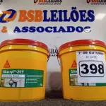 LOTE 398 - 02 GALÕES SIKACRYL-203, SELANTE ACRÍLICO FLEXÍVEL. (NO ESTADO) ATENÇÃO! FAZER A VISITAÇÃO ANTES DE ARREMATAR, NÃO SABEMOS SE FUNCIONA. LEILÃO NÃO TEM GARANTIA E NEM DEVOLUÇÃO, SUJEITO A POSSÍVEIS AVARIAS VISÍVEIS/OCULTAS E/OU AUSÊNCIA DE COMPONENTES.