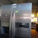 LOTE 339 - 01 GELADEIRA 02 PORTAS ELECTROLUX EM AÇO ESCOVADO 127V. (NO ESTADO) ATENÇÃO! FAZER A VISITAÇÃO ANTES DE ARREMATAR, NÃO SABEMOS SE FUNCIONA. LEILÃO NÃO TEM GARANTIA E NEM DEVOLUÇÃO, SUJEITO A POSSÍVEIS AVARIAS VISÍVEIS/OCULTAS E/OU AUSÊNCIA DE COMPONENTES.
