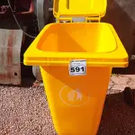 LOTE 591 - 01 CONTAINER HDPE EM-840 240L. (NO ESTADO) ATENÇÃO! FAZER A VISITAÇÃO ANTES DE ARREMATAR, NÃO SABEMOS SE FUNCIONA. LEILÃO NÃO TEM GARANTIA E NEM DEVOLUÇÃO, SUJEITO A POSSÍVEIS AVARIAS VISÍVEIS/OCULTAS E/OU AUSÊNCIA DE COMPONENTES.