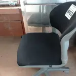 LOTE 603 - 01 CADEIRA DE ESCRITÓRIO COM BASE GIRATÓRIA. (NO ESTADO) ATENÇÃO! FAZER A VISITAÇÃO ANTES DE ARREMATAR, NÃO SABEMOS SE FUNCIONA. LEILÃO NÃO TEM GARANTIA E NEM DEVOLUÇÃO, SUJEITO A POSSÍVEIS AVARIAS VISÍVEIS/OCULTAS E/OU AUSÊNCIA DE COMPONENTES.