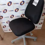 LOTE 616 - 01 CADEIRA DE ESCRITÓRIO COM BASE GIRATÓRIA. (NO ESTADO) ATENÇÃO! FAZER A VISITAÇÃO ANTES DE ARREMATAR, NÃO SABEMOS SE FUNCIONA. LEILÃO NÃO TEM GARANTIA E NEM DEVOLUÇÃO, SUJEITO A POSSÍVEIS AVARIAS VISÍVEIS/OCULTAS E/OU AUSÊNCIA DE COMPONENTES.