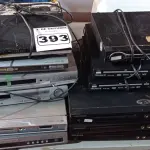 LOTE 393 - 12 APARELHOS DE DVD MARCAS E MODELOS DIVERSOS. (NO ESTADO) ATENÇÃO! FAZER A VISITAÇÃO ANTES DE ARREMATAR, NÃO SABEMOS SE FUNCIONA. LEILÃO NÃO TEM GARANTIA E NEM DEVOLUÇÃO, SUJEITO A POSSÍVEIS AVARIAS VISÍVEIS/OCULTAS E/OU AUSÊNCIA DE COMPONENTES.